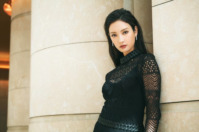 衝撃のスタイル＆美貌！黒ドレスの菜々緒インタビューカット集：フォトギャラリー