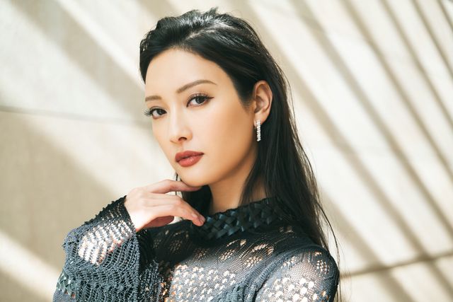 衝撃のスタイル＆美貌！黒ドレスの菜々緒インタビューカット集（3枚目）