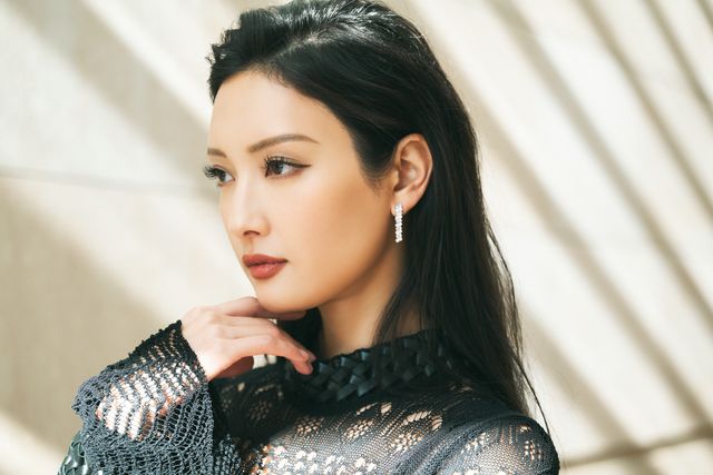 衝撃のスタイル＆美貌！黒ドレスの菜々緒インタビューカット集（5枚目）