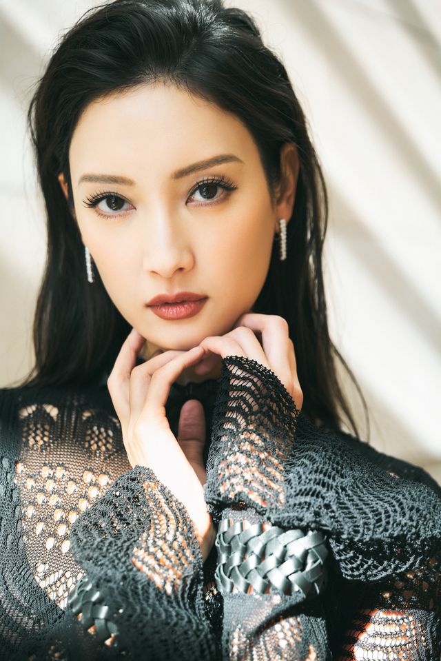 衝撃のスタイル＆美貌！黒ドレスの菜々緒インタビューカット集（6枚目）