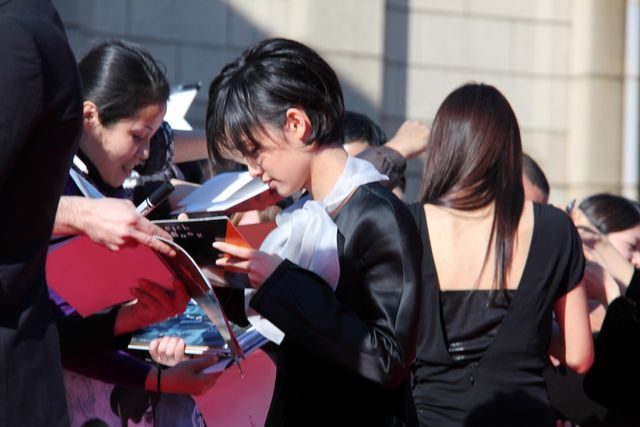 剛力彩芽の男装姿を監督が絶賛！映画『黒執事』完成報告レッドカーペットイベント　フォトギャラリー（3枚目）