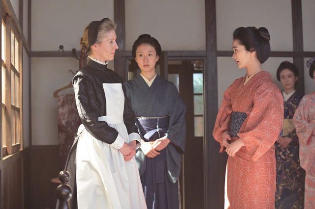 【画像7枚】朝ドラ「風、薫る」りん（見上愛）がバーンズ（エマ・ハワード）に質問して…第26回場面写真：フォトギャラリー