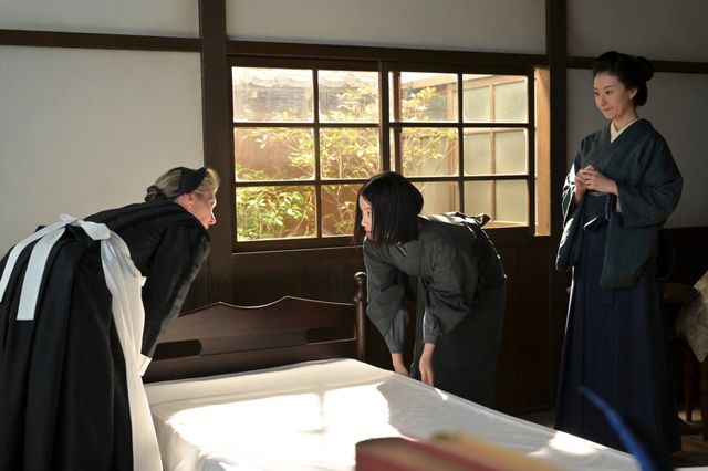 【画像7枚】朝ドラ「風、薫る」りん（見上愛）がバーンズ（エマ・ハワード）に質問して…第26回場面写真（2枚目）