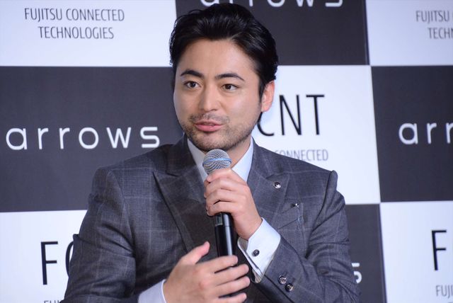 小栗旬、山田孝之のトークに爆笑！arrows新商品・新CM発表会（4枚目）