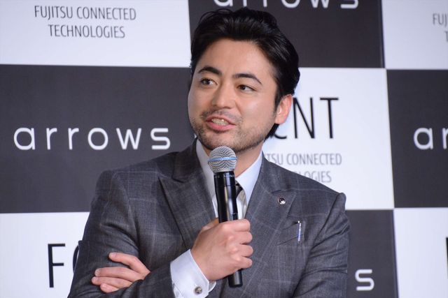 小栗旬、山田孝之のトークに爆笑！arrows新商品・新CM発表会（6枚目）