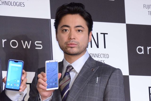 小栗旬、山田孝之のトークに爆笑！arrows新商品・新CM発表会（9枚目）