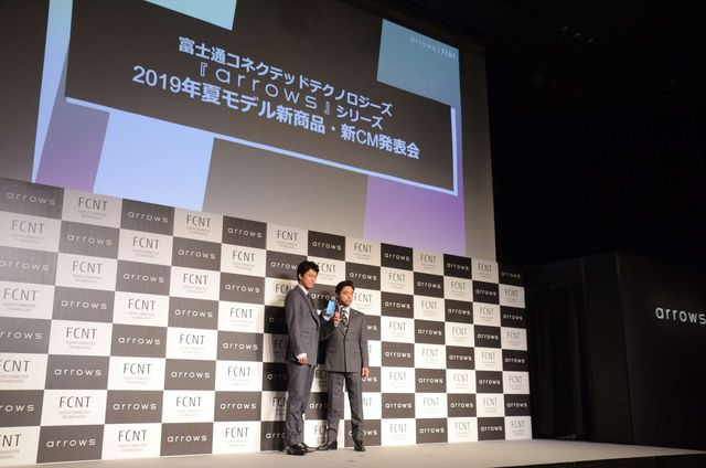 小栗旬、山田孝之のトークに爆笑！arrows新商品・新CM発表会（11枚目）
