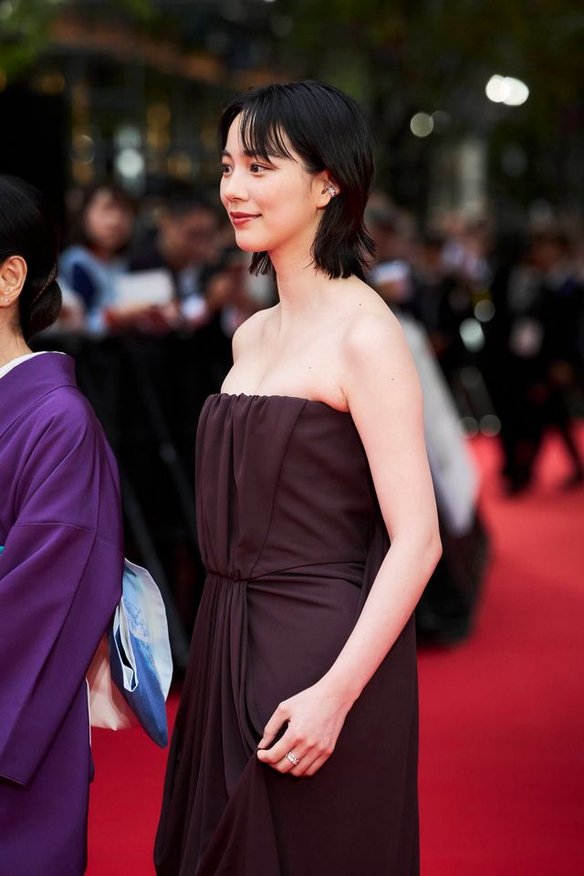 のん、胸元開いた肩出しドレスで登場！（2枚目）