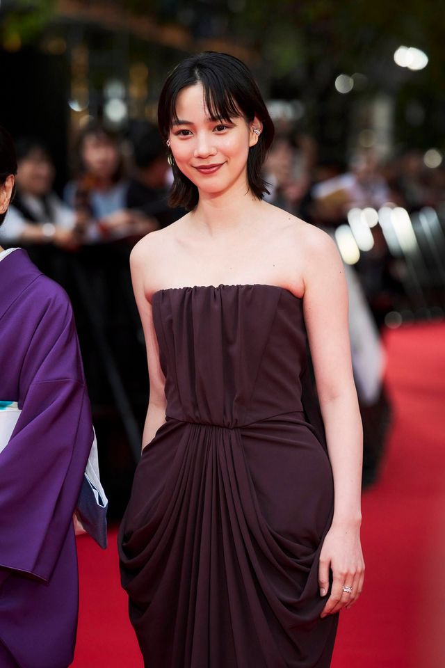 のん、胸元開いた肩出しドレスで登場！（6枚目）