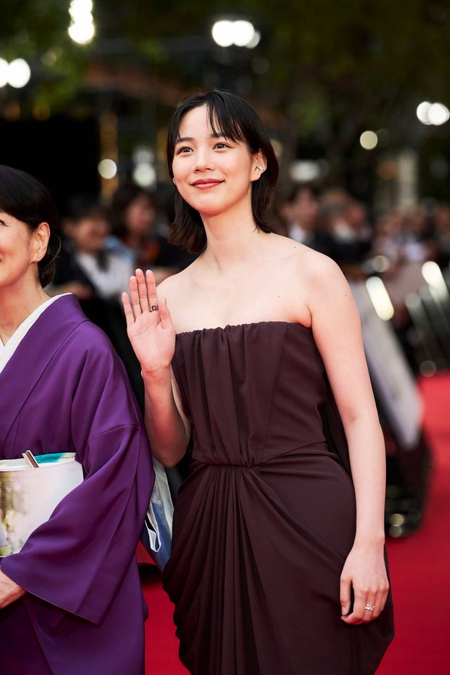 のん、胸元開いた肩出しドレスで登場！（7枚目）