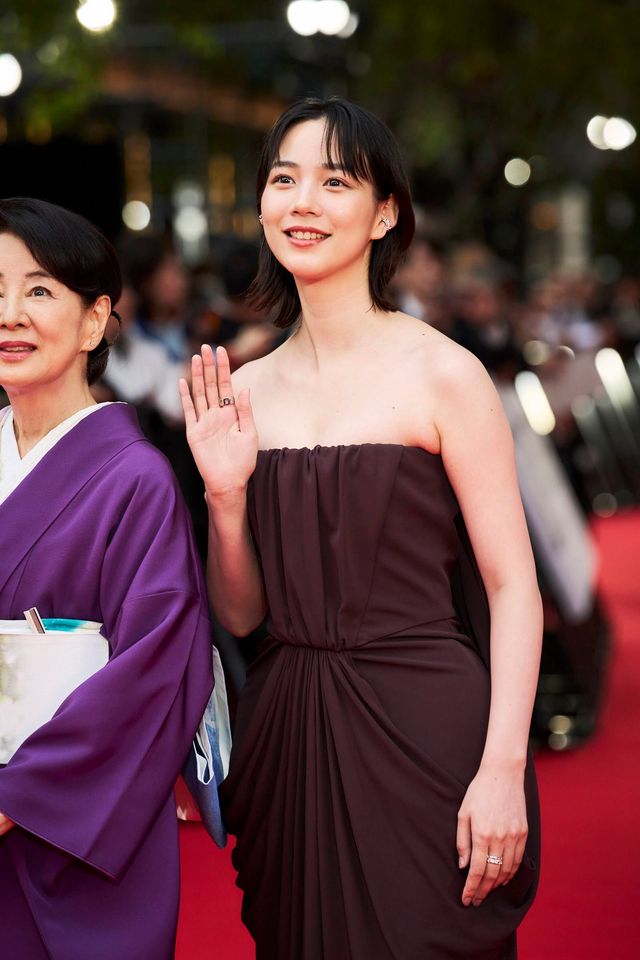 のん、胸元開いた肩出しドレスで登場！（8枚目）