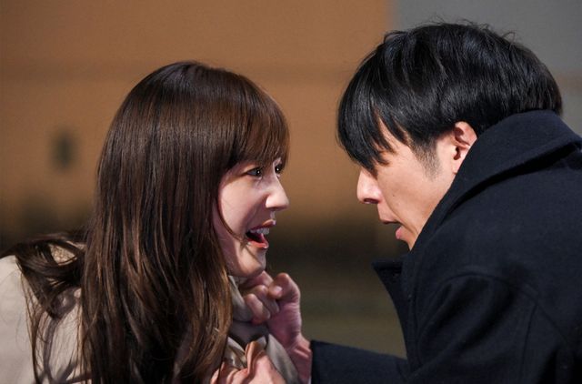 妖艶な綾瀬はるか＆子犬のような高橋一生…「天国と地獄」2話場面写真（4枚目）