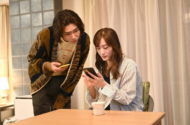 妖艶な綾瀬はるか＆子犬のような高橋一生…「天国と地獄」2話場面写真（6枚目）