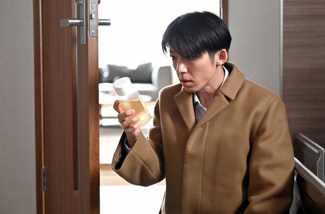 妖艶な綾瀬はるか＆子犬のような高橋一生…「天国と地獄」2話場面写真（8枚目）