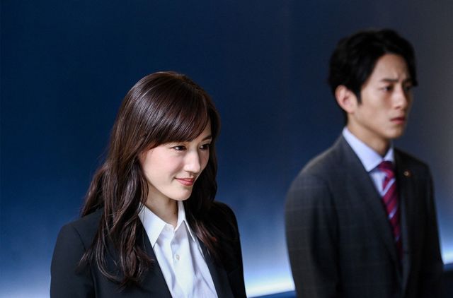 妖艶な綾瀬はるか＆子犬のような高橋一生…「天国と地獄」2話場面写真（12枚目）