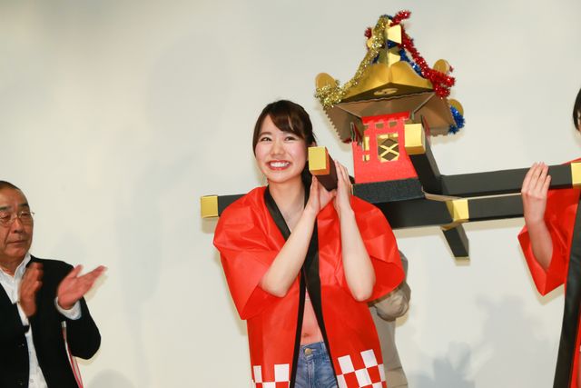 ゲス映画初日に恵比寿マスカッツ川上奈々美らがみこしでヒット祈願！　会場は「ゲスゲス！」とカオスに　画像ギャラリー（6枚目）