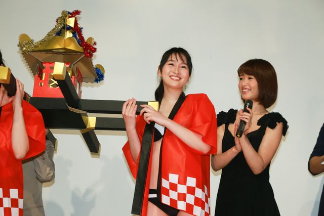 ゲス映画初日に恵比寿マスカッツ川上奈々美らがみこしでヒット祈願！　会場は「ゲスゲス！」とカオスに　画像ギャラリー（7枚目）