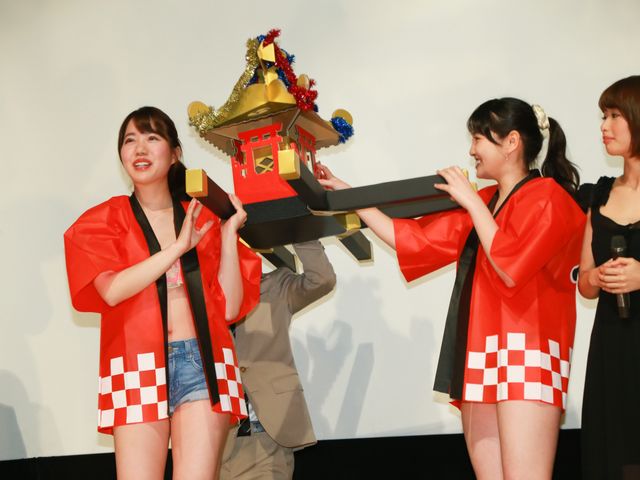 ゲス映画初日に恵比寿マスカッツ川上奈々美らがみこしでヒット祈願！　会場は「ゲスゲス！」とカオスに　画像ギャラリー（8枚目）