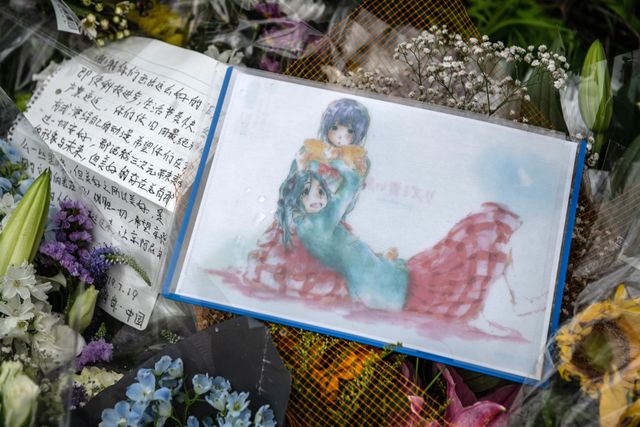 アニー賞が京アニ追悼　京都アニメーション近くに供えられた花やイラスト