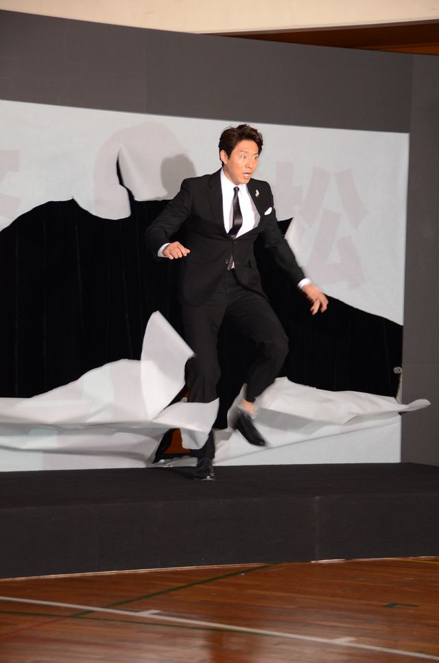 松岡修造、スクリーンをぶち破って登場＆シャベルカナヘビの動きを実演！フォトギャラリー：フォトギャラリー
