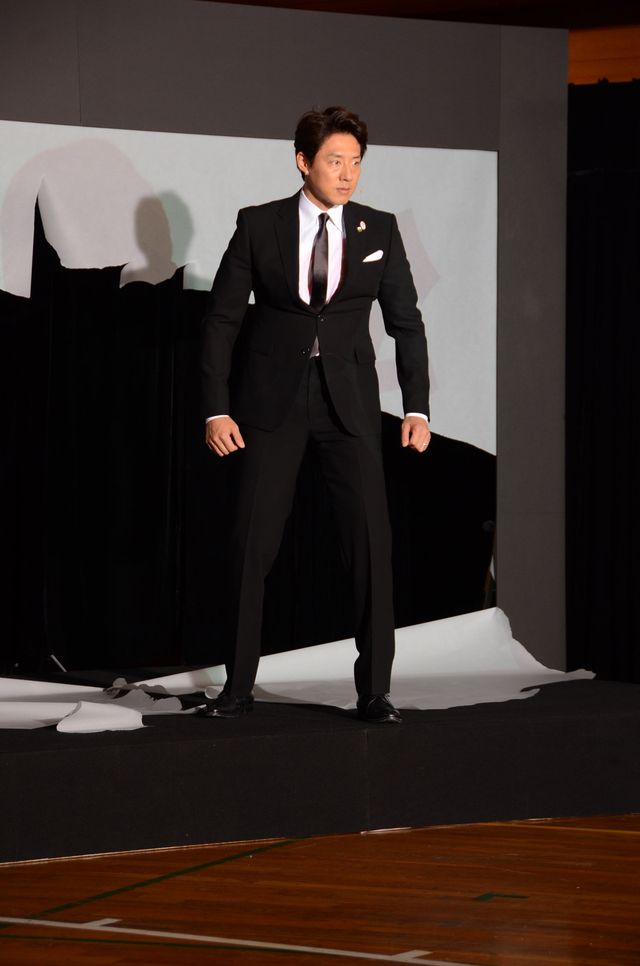 松岡修造、スクリーンをぶち破って登場＆シャベルカナヘビの動きを実演！フォトギャラリー（2枚目）