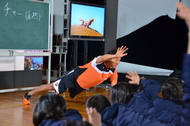 松岡修造、スクリーンをぶち破って登場＆シャベルカナヘビの動きを実演！フォトギャラリー（4枚目）