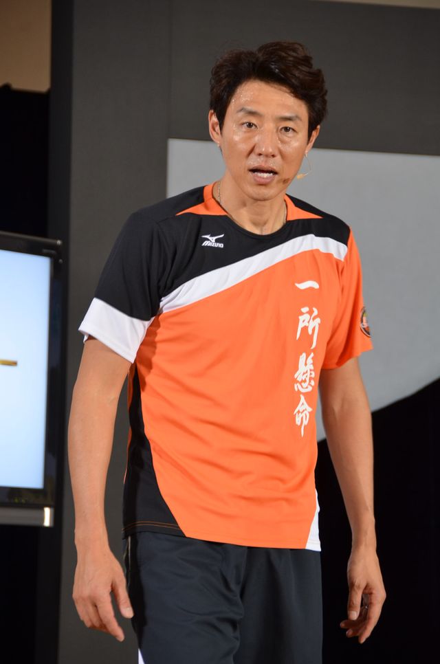 松岡修造、スクリーンをぶち破って登場＆シャベルカナヘビの動きを実演！フォトギャラリー（6枚目）