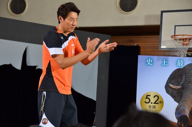 松岡修造、スクリーンをぶち破って登場＆シャベルカナヘビの動きを実演！フォトギャラリー（9枚目）