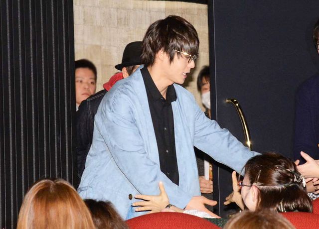 窪田正孝、客席から登場でぜいたくファンサービス！『犬猿』舞台あいさつ：フォトギャラリー