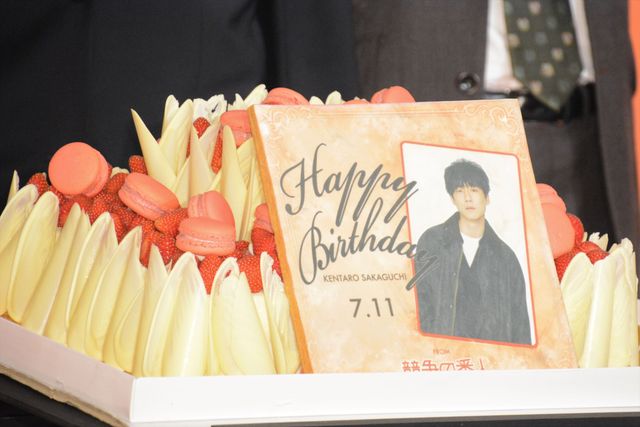 誕生祝いに照れる坂口健太郎「31歳も頑張りたい」（10枚目）