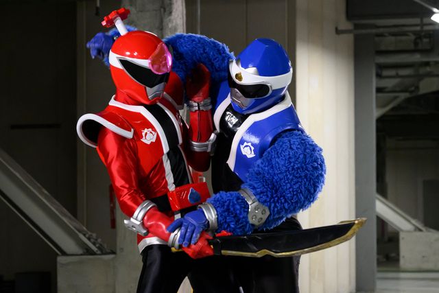 凌駕、喫茶どんぶらで恐竜カレーを振る舞う！「アバレンジャーwithドンブラザーズ」新場面写真（9枚目）