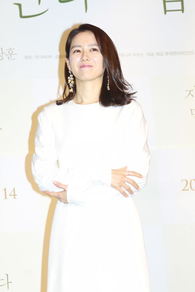 美脚のソン・イェジン＆ソ・ジソブ腕組み2ショット（4枚目）