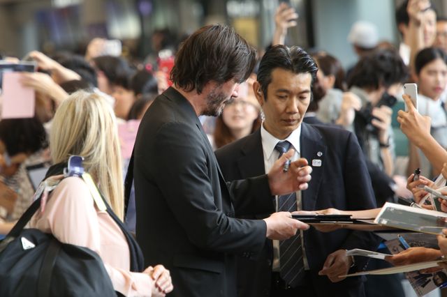 キアヌ・リーヴス、成田空港に到着！ファンがお迎え！画像ギャラリー：フォトギャラリー