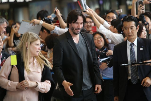 キアヌ・リーヴス、成田空港に到着！ファンがお迎え！画像ギャラリー（2枚目）