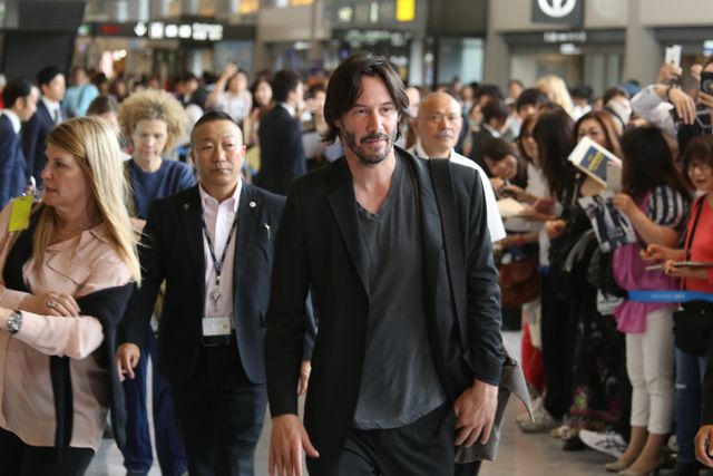 キアヌ・リーヴス、成田空港に到着！ファンがお迎え！画像ギャラリー（4枚目）