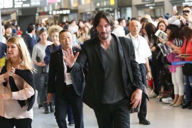 キアヌ・リーヴス、成田空港に到着！ファンがお迎え！画像ギャラリー（5枚目）