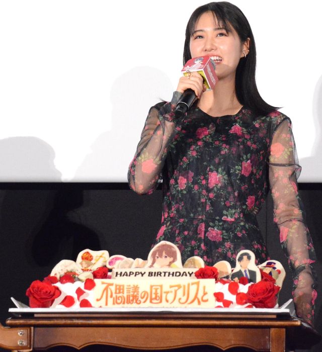 特別なケーキとバースデーソングに笑顔　原菜乃華