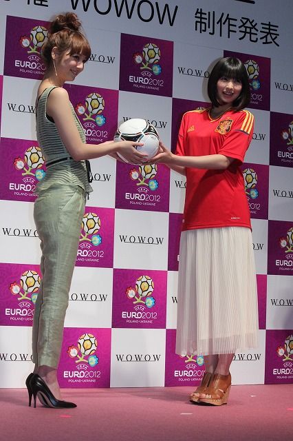 「UEFA EURO 2012 サッカー欧州選手権」EUROガール継承式フォトギャラリー（2枚目）