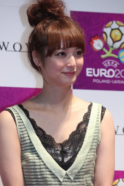 「UEFA EURO 2012 サッカー欧州選手権」EUROガール継承式フォトギャラリー（3枚目）