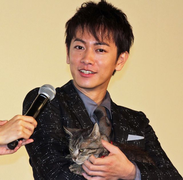 劇中登場する猫のパンプを抱く佐藤健