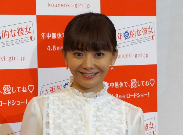 華原朋美、真っ赤なスカートで主題歌を披露！映画『更年奇的な彼女』女性限定試写会フォトギャラリー（4枚目）