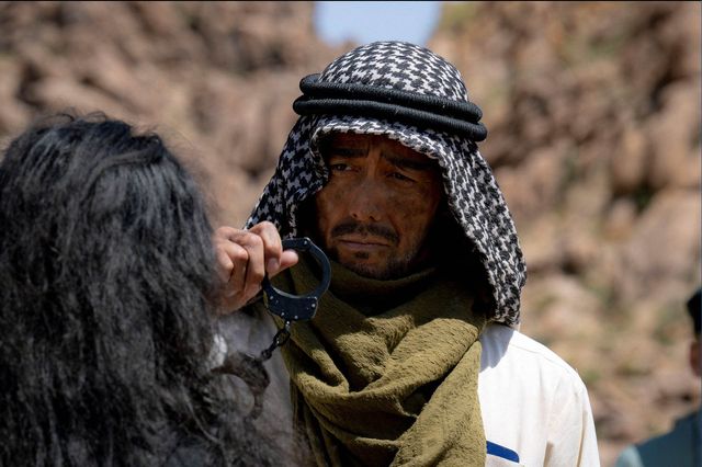 「VIVANT」ラクダの名演技も話題！第3話場面写真（ネタバレあり）（21枚目）