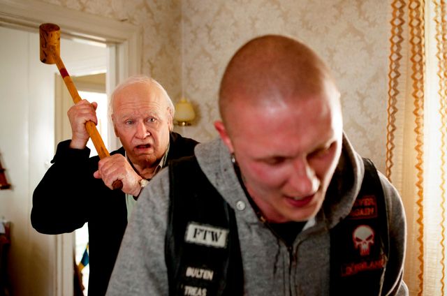 100歳のおじいちゃんがギャングを背後から狙う - 映画『100歳の華麗なる冒険』より