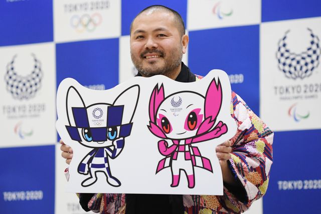 決定！左はオリンピックマスコット、右はパラリンピックマスコット。真ん中は作者の谷口亮氏