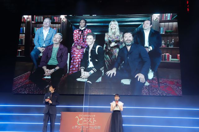 エディ・レッドメインのハートポーズ！『ファンタスティック・ビーストとダンブルドアの秘密』ライトアップ・ファンナイト（2枚目）