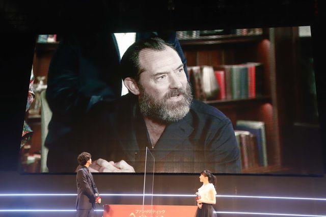 エディ・レッドメインのハートポーズ！『ファンタスティック・ビーストとダンブルドアの秘密』ライトアップ・ファンナイト（4枚目）