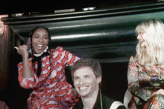 エディ・レッドメインのハートポーズ！『ファンタスティック・ビーストとダンブルドアの秘密』ライトアップ・ファンナイト（7枚目）