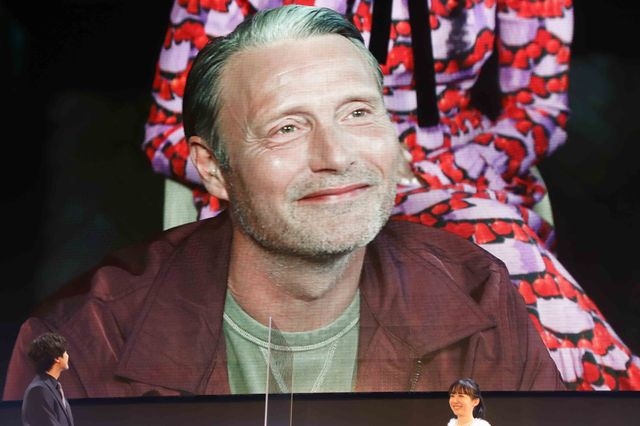 エディ・レッドメインのハートポーズ！『ファンタスティック・ビーストとダンブルドアの秘密』ライトアップ・ファンナイト（8枚目）