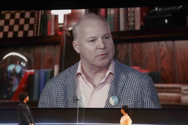 エディ・レッドメインのハートポーズ！『ファンタスティック・ビーストとダンブルドアの秘密』ライトアップ・ファンナイト（9枚目）