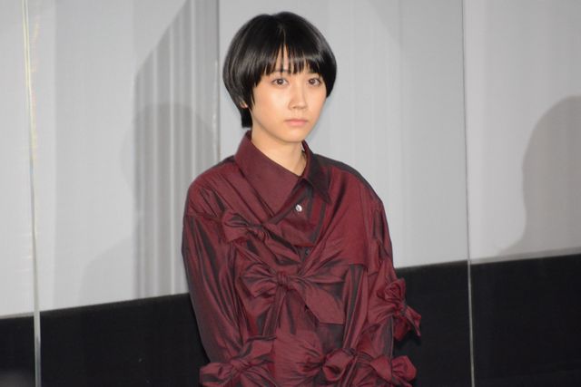 杉咲花はチェック柄ドレスで登場！『青くて痛くて脆い』初日舞台あいさつ（3枚目）